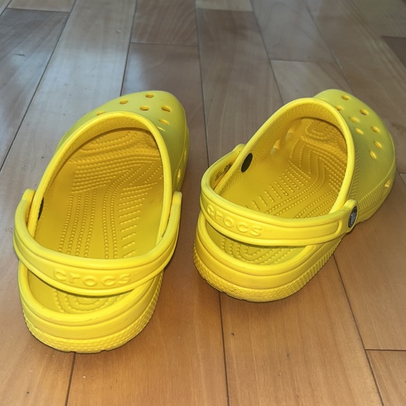 CROCS Classic Clog UNISEX in Lemon 🍋 - Picture 3 of 9